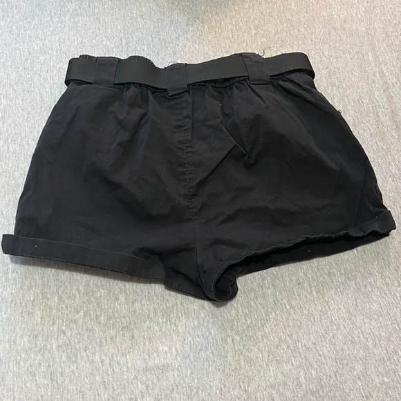 High-Waisted Cargo Shorts - Picture 2 of 3